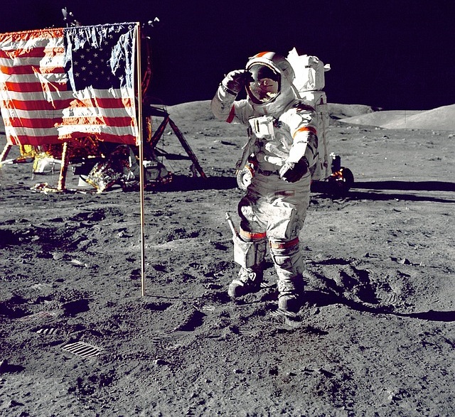 As bandeiras dos Estados Unidos ainda estão na Lua 