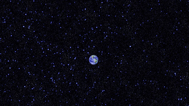Não há um centro do Universo e a Terra é extremamente minúscula relativamente ao Universo