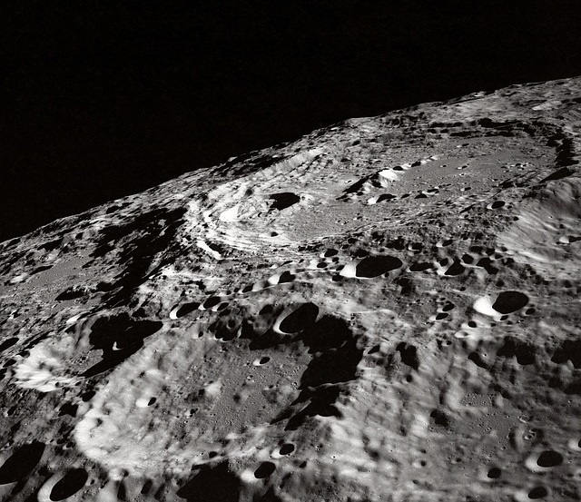 A  superfície lunar é escura 