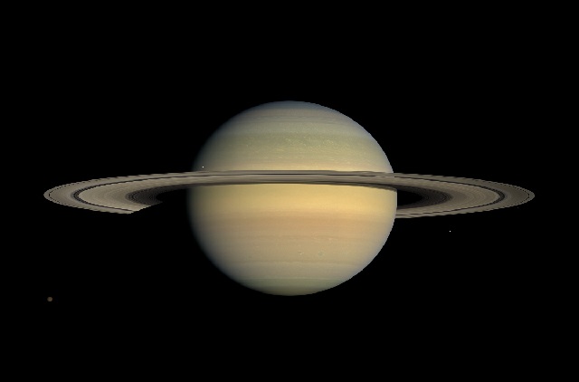Origem da cor amarelada de Saturno 